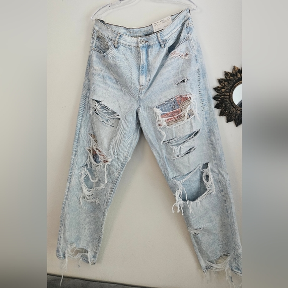 American Eagle Boyfriend Jean - Picture 2 of 4